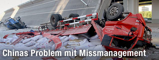 Lastwagenwrack neben eingestürzter Brücke