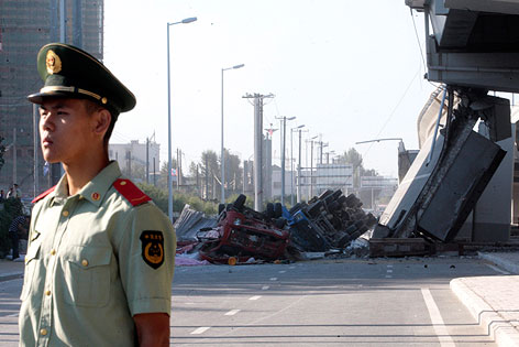 © APA/Featurechina/Hao Bin Lastwagenwracks neben eingestürzter Brücke