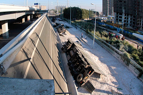 © APA/Featurechina/Hao Bin Lastwagenwracks neben eingestürzter Brücke