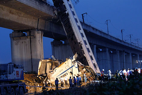 © Reuters/Aly Song Von Brücke gestürtzter Zug