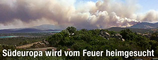 Rauchschwaden über einem Wald in Italien