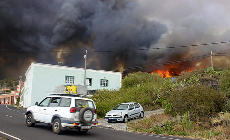 © APA/EPA/Miguel Calero Feuer nahe Wohnhäusern auf der Insel La Palma