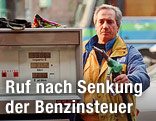 Mann tankt an einer italienischen Tankstelle