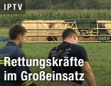 Einsatzkräfte vor abgestürztem Heißluftballon