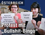 Jugendliche halten beim Forum Alpbach Zettel mit der Aufschrit "Jugend/Youth" in die Höhe