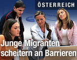 Jugendlicher Migrant während eines AMS-Beratungsgesprächs