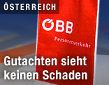Kleine Fahne mit dem &Ouml;BB-Logo steht auf einem Tisch