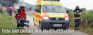 Einsatzkräfte nach Unfall von Heißluftballon in Slowenien