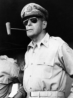 © AP General Douglas MacArthur mit Pfeife und Sonnenbrille