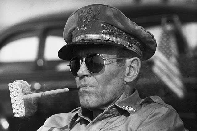 © AP Henry Fonda als General Douglas MacArthur im Film "Collision Course” (1975)