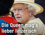 Queen Elizabeth II mit einer Brille