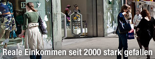 Menschen auf einer Einkaufsstra&szlig;e