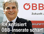 Bundeskanzler Werner Faymann im Jahr 2007 neben einem &Ouml;BB-Logo