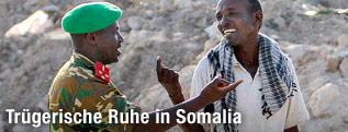 Ein Soldat und ein Einwohner unterhalten sich auf einer Straße in Mogadischu