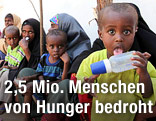 Somalische Kinder und ihre Mütter