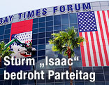 Arbeiter befestigen vor dem Parteitag der Republikaner ein Plakat am "Tampa Bay Times Forum"