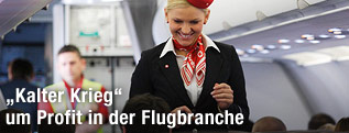Stewardess in einem Flugzeug