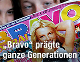 Zwei Mädchen lesen ein "Bravo"-Magazin