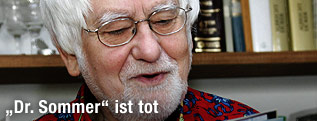 Martin Goldstein alias "Dr. Sommer" mit Bravo-Magazin