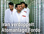 Der iranische Präsident Ahmadinedschad bei der Besichtigung der Atomalage Fordo im Jahr 2008