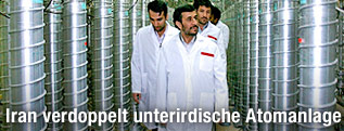 Der iranische Präsident Ahmadinedschad bei der Besichtigung der Atomalage Fordo im Jahr 2008