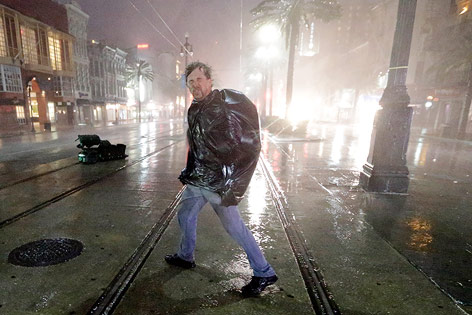 © AP/David J. Phillip Ein Mann überquert bei heftigem Regen eine Straße in New Orleans