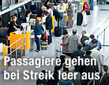 Passagiere stehen an einem Lufthansa-Schalter an