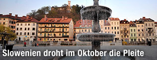 Brunnen auf einem Platz in der Altstadt von Ljubljana
