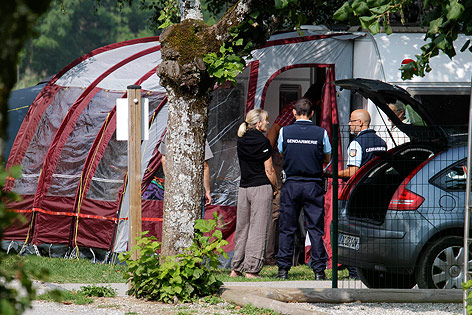 © AP/Lionel Cironneau Vorzelt und Wohnwagen der ermordeten britischen Familie