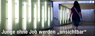 Frau geht in einem Durchgang