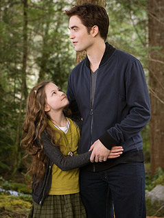 © 2012 Summit Entertainment, LLC Szene aus dem Film "Die Twilight Saga: Breaking Dawn - Biss zum Ende der Nacht, Teil 2“ mit Robert Pattinson und Mackenzie Foy
