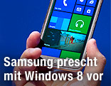 Samsung Smartphone mit Windows 8 am Display