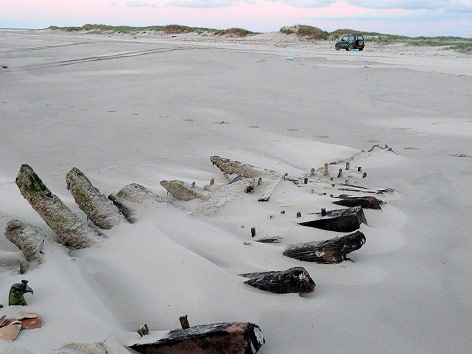 © APA/EPA/Staatsbosbeheer Teile eines Schiffswracks im Sand