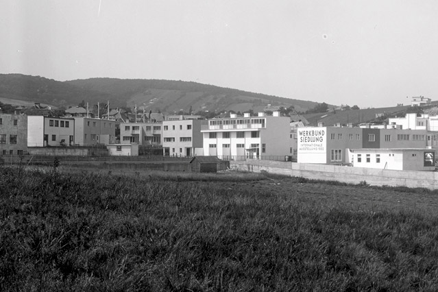 Blick auf die Werkbundsiedlung von Süden, im Hintergrund der Rote Berg, 1932