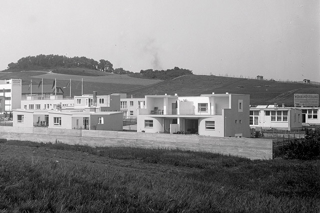 Blick auf die Werkbundsiedlung von Süden, im Hintergrund der Rote Berg, 1932