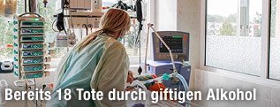 Krankenschwester betreut Patienten