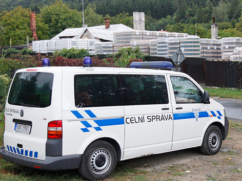 © APA/EPA Polizei vor verdächtiger Alkoholfabrik