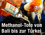 Flaschen von Yeni Raki werden entleert