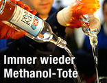 Flaschen von Yeni Raki werden entleert
