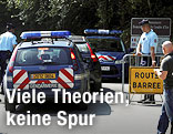 Tatort mit Polizeiautos und Absperrungen