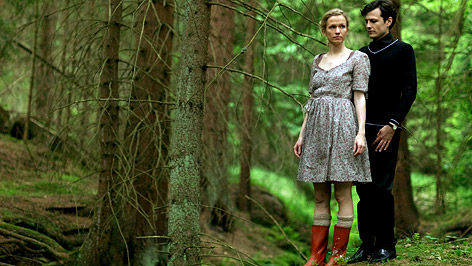 © ORF/Superfilm/Ingo Pertramer Adina Vetter und Manuel Rubey in der Serie "Braunschlag"
