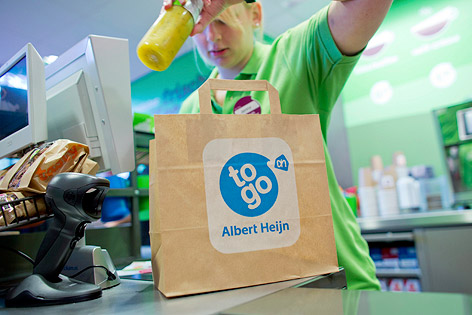 © APA/EPA/dpa/Rolf Vennenbernd Angestellte des Minimarktes "Albert Heijn to go" an der Kassa