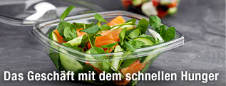 Essfertiger Salat in Plastikbehälter