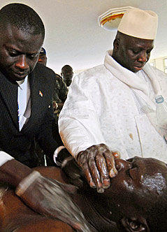 © dapd/AP/Candace Feit Gambias Präsident Jammeh hält Hand auf einen AIDS-Kranken und betet