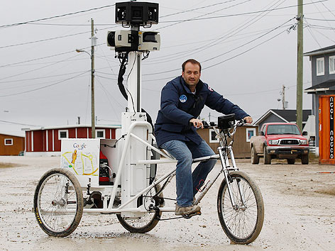 © Reuters/Chris Wattie Mann sitzt auf einem Fahrrad, mit dem er Daten für Google sammelt