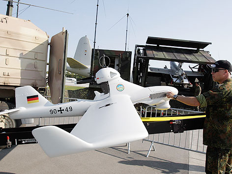 © Reuters/Tobias Schwarz LUNA drone und Bundeswehrsoldat