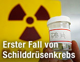 Atom-Warnschild und Jod-Tabletten