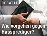 Mann hält einen Koran