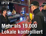 Polizisten kontrollieren eine Bar