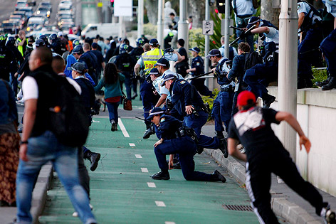 © APA/EPA/AAP/Marianna Massey Polizei und Demonstranten gegen das Mohammed-Video in Sydney